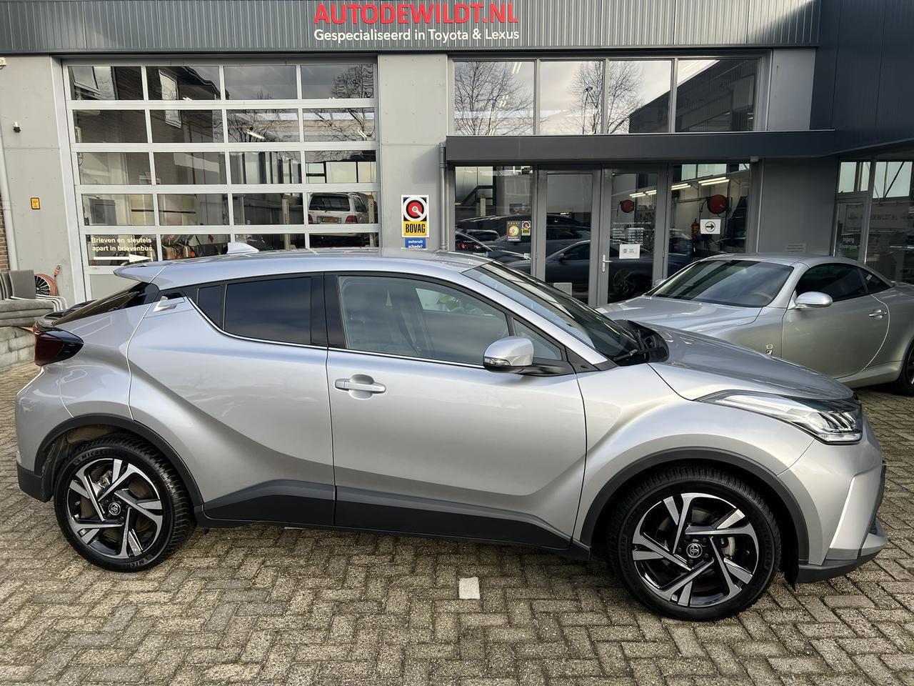 Toyota C-HR - 1.8 Hybrid Dynamic Nav A/T + FABRIEKSGARANTIE - AutoWereld.nl