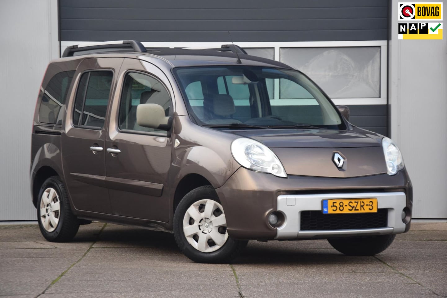 Renault Kangoo Family - 1.6-16V Expression TREKHAAK - AutoWereld.nl