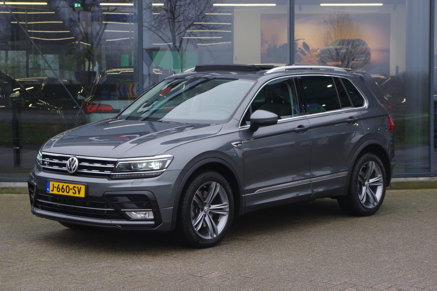 Volkswagen Tiguan - 2.0 TSI 180 PK 4Motion Automaat R-Line Highline, Panoramadak, Adap. Cruise Control, Apple- - AutoWereld.nl