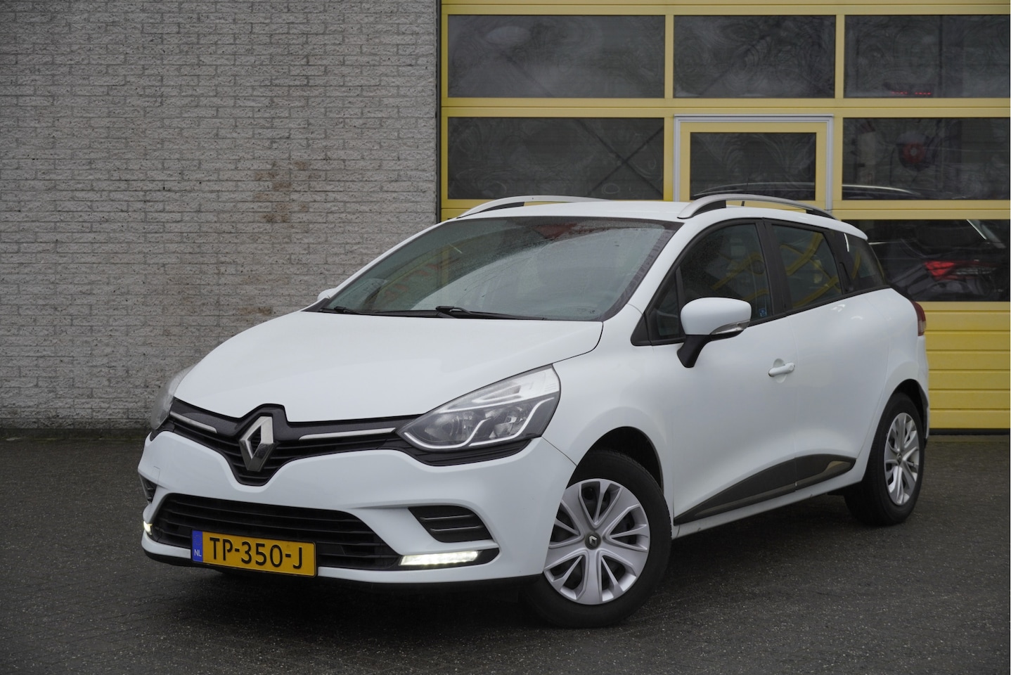 Renault Clio Estate - 1.5 dCi Ecoleader Zen BJ2018 Led | Pdc | Navi | Trekhaak | Airco | Cruise control | Getint - AutoWereld.nl