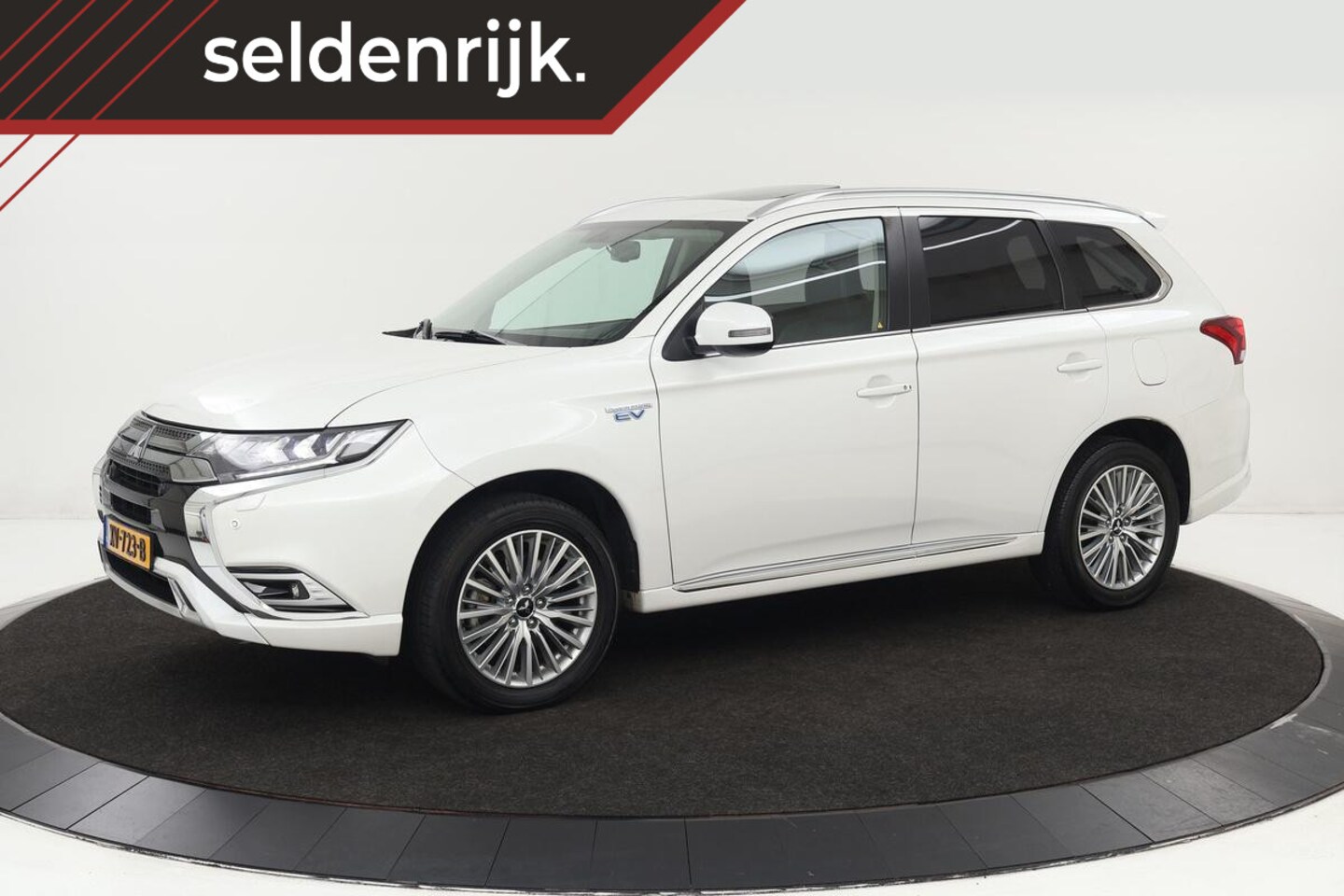 Mitsubishi Outlander - 2.4 PHEV Intense+ | Schuifdak | Trekhaak | Stoel & stuurverwarming | Camera | Leder/Alcant - AutoWereld.nl