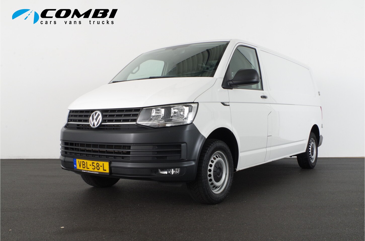 Volkswagen Transporter - 2.0 TDI L2H1 Comfortline > 150pk | cruise control | Trekhaak | parkeersensoren achter... - AutoWereld.nl