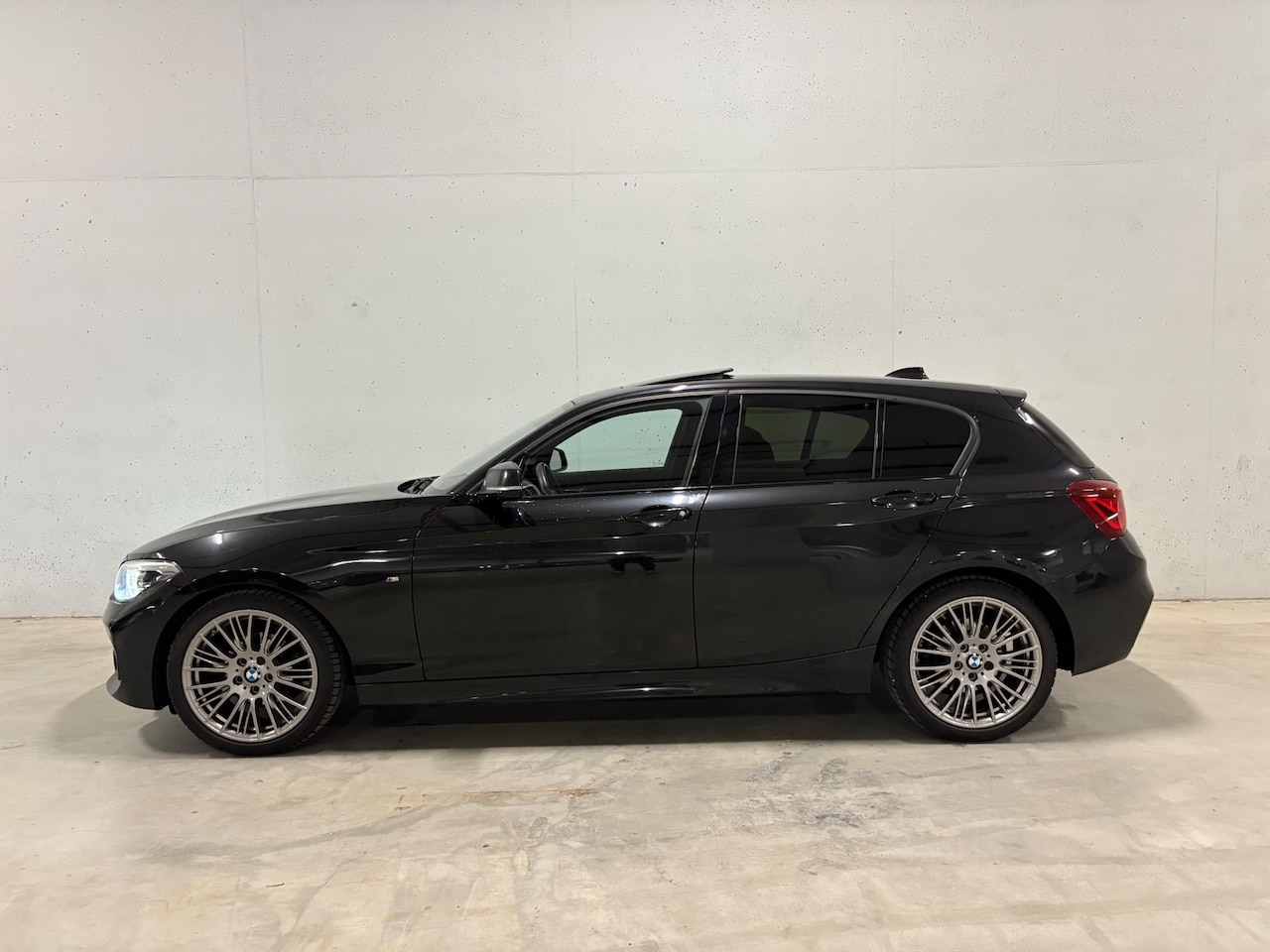 BMW 1-serie - 118i Edition M Sport Automaat Pano - AutoWereld.nl