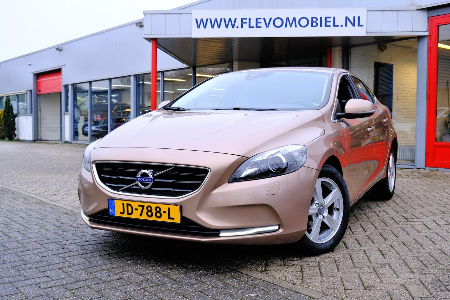 Volvo V40 - 2.0 D2 Nordic+ Xenon|Navi|Clima|LMV - AutoWereld.nl