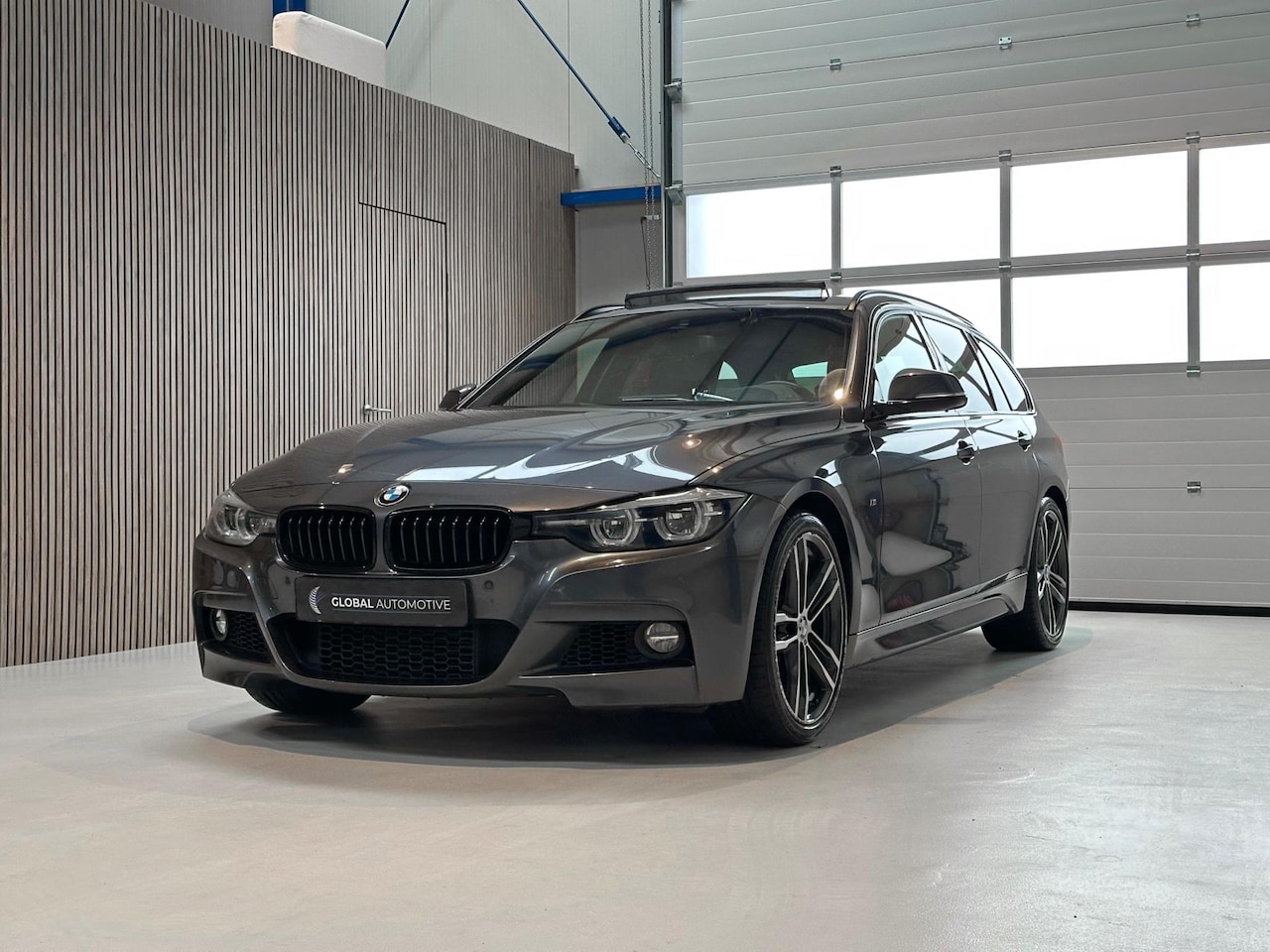 BMW 3-serie Touring - 318i M Sport TOURING - PANORAMADAK - M PAKKET - 19'' - AutoWereld.nl