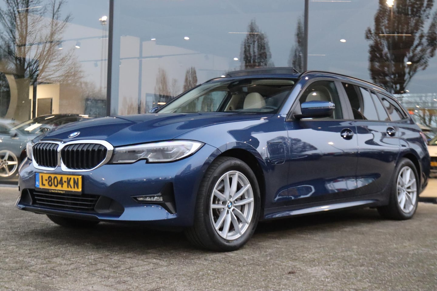 BMW 3-serie Touring - 320E AUT. BUSINESS ED. PLUS | PANO | LEDER | FULL-LED | CARPLAY | CAMERA | STOELVERW. - AutoWereld.nl