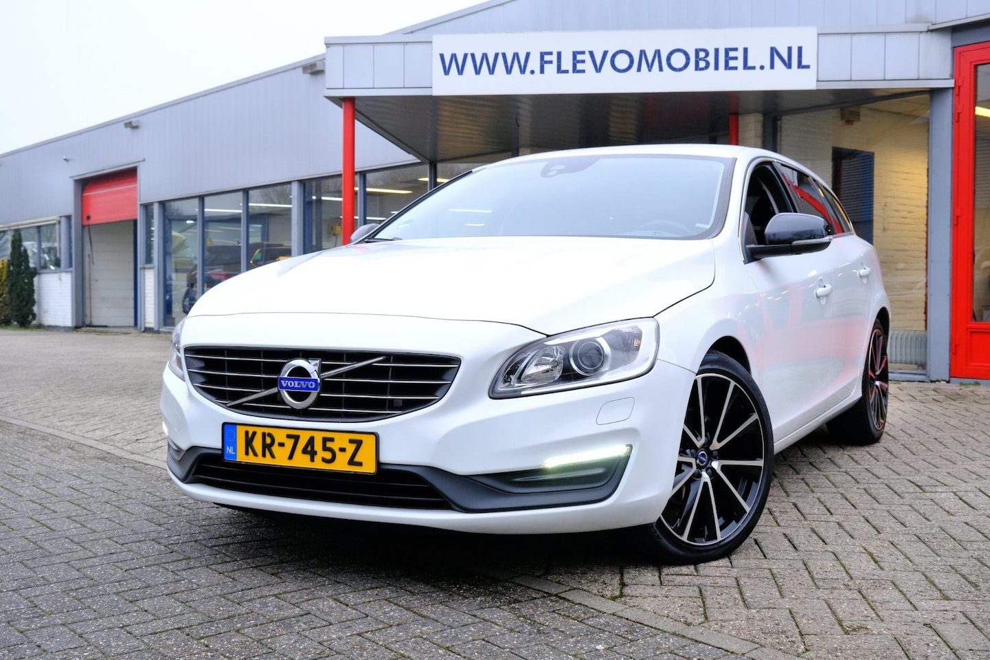 Volvo V60 - 2.0 D2 Nordic+ Aut. Xenon|Half Leder|Navi|LMV - AutoWereld.nl