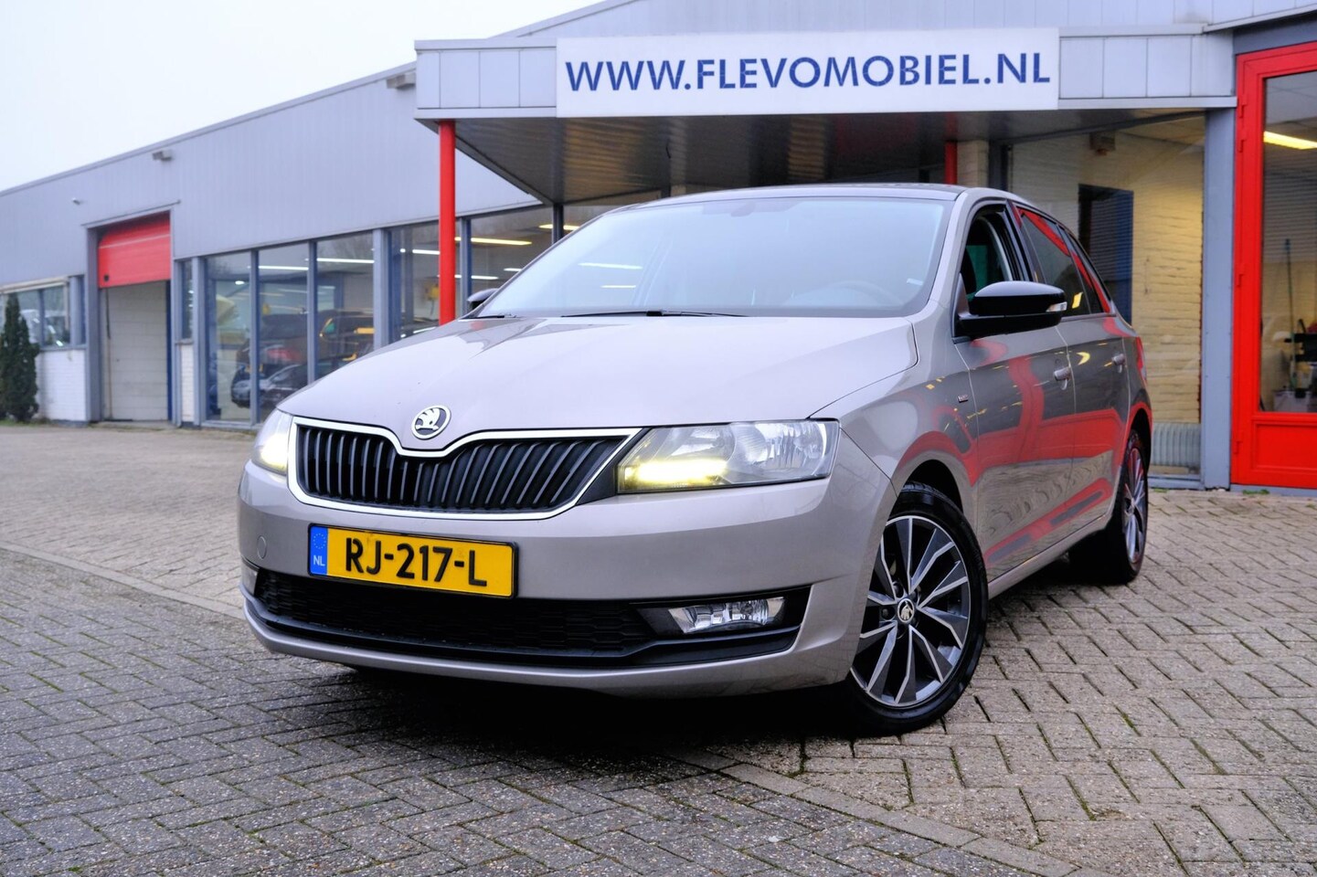 Skoda Rapid Spaceback - 1.0 TSI Greentech Drive Pano|Navi|LMV|DAB - AutoWereld.nl