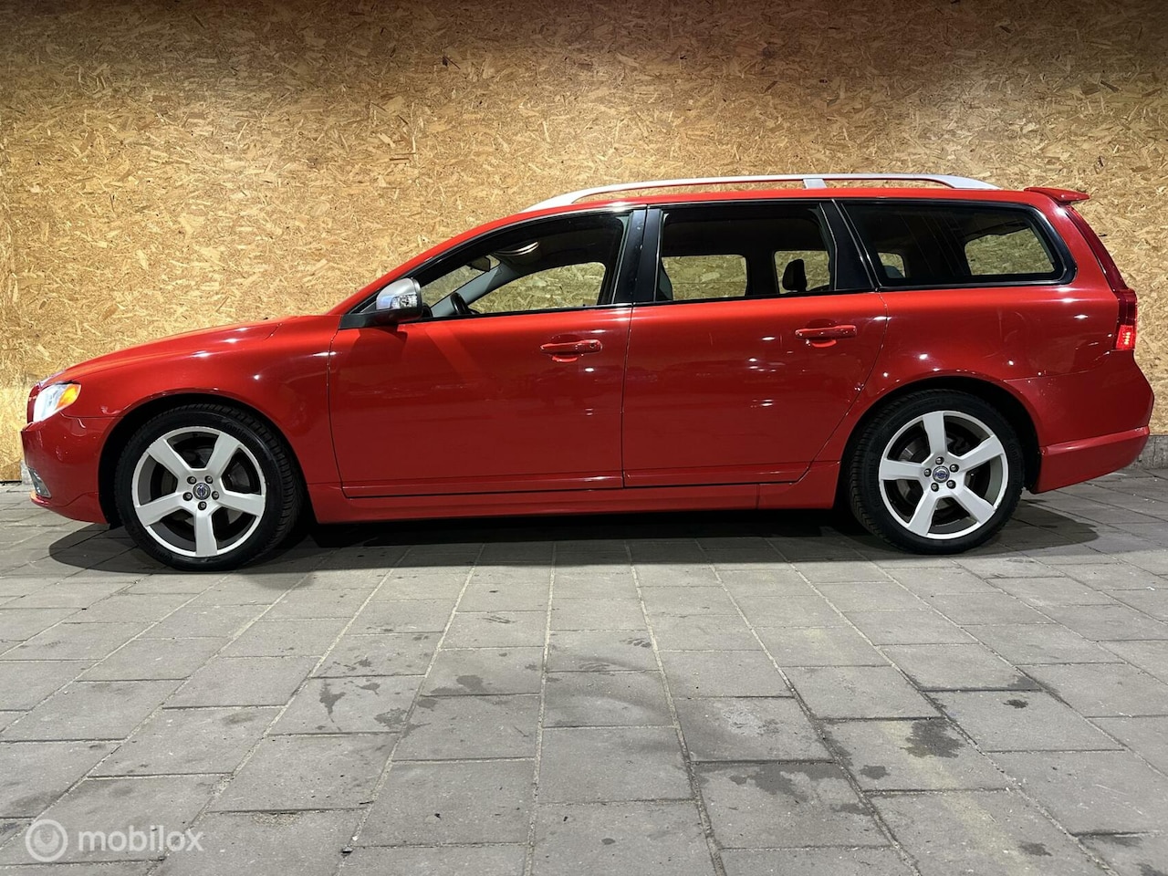 Volvo V70 - 2.0T R-Design Automaat - orig. NL - goed onderh. - AutoWereld.nl