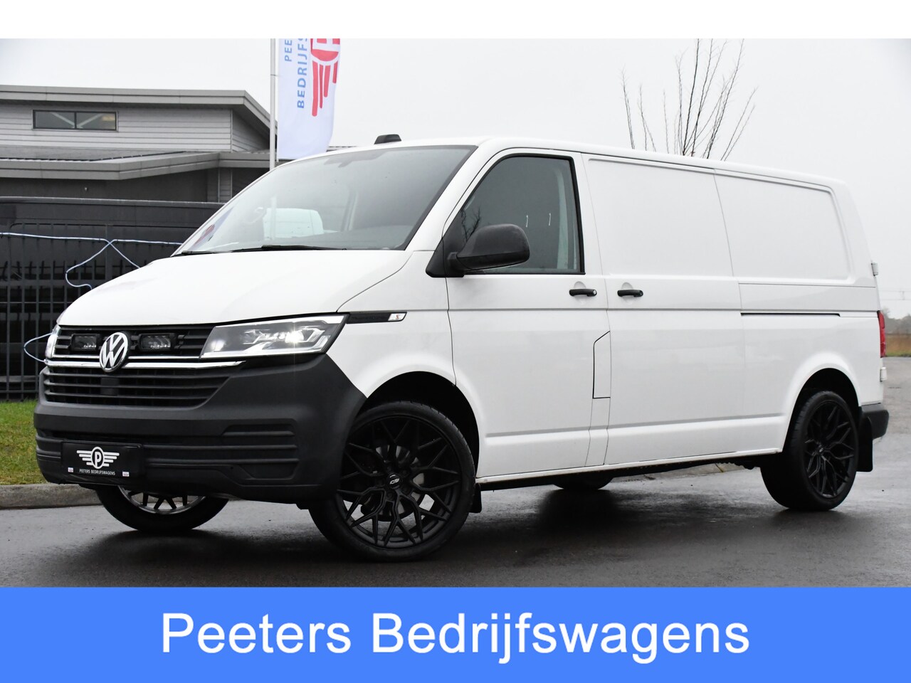 Volkswagen Transporter - 2.0 TDI L2H1 30 Black & White Edition Cruise, Carplay, 2 x Schuifdeur, Sensoren, Automaat, - AutoWereld.nl