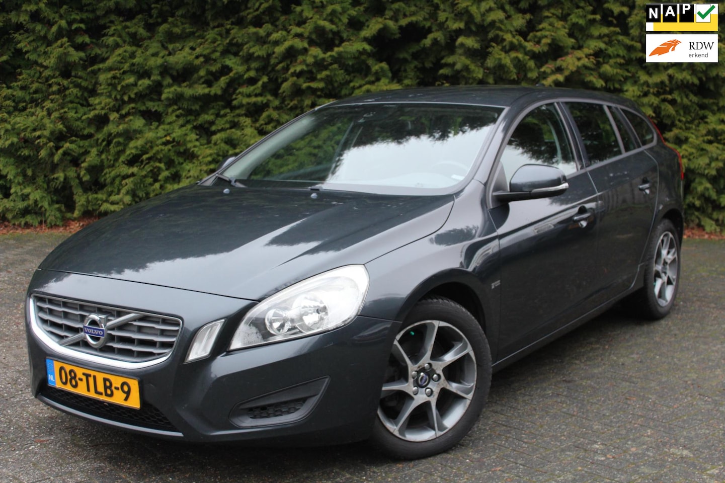 Volvo V60 - 1.6 DRIVe Kinetic 114PK | Climate Control | Cruise Control | Achteruitrijcamera | LMV | NA - AutoWereld.nl