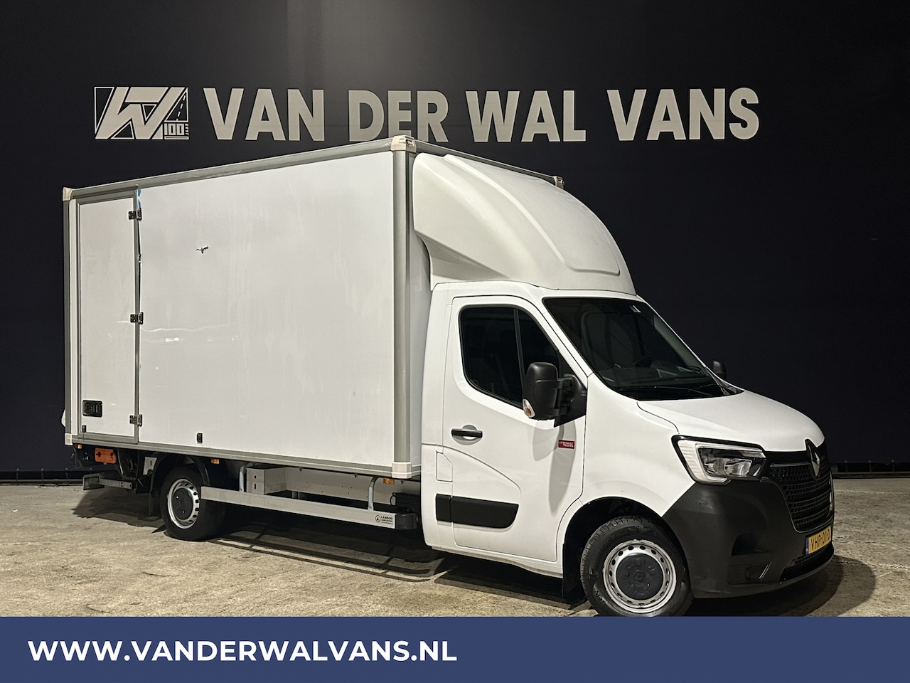 Renault Master - 2.3 dCi 146pk 2500kg Trekhaak Bakwagen 232cm Hoog Laadklep Zijdeur Euro6 Airco | LAT OM LA - AutoWereld.nl