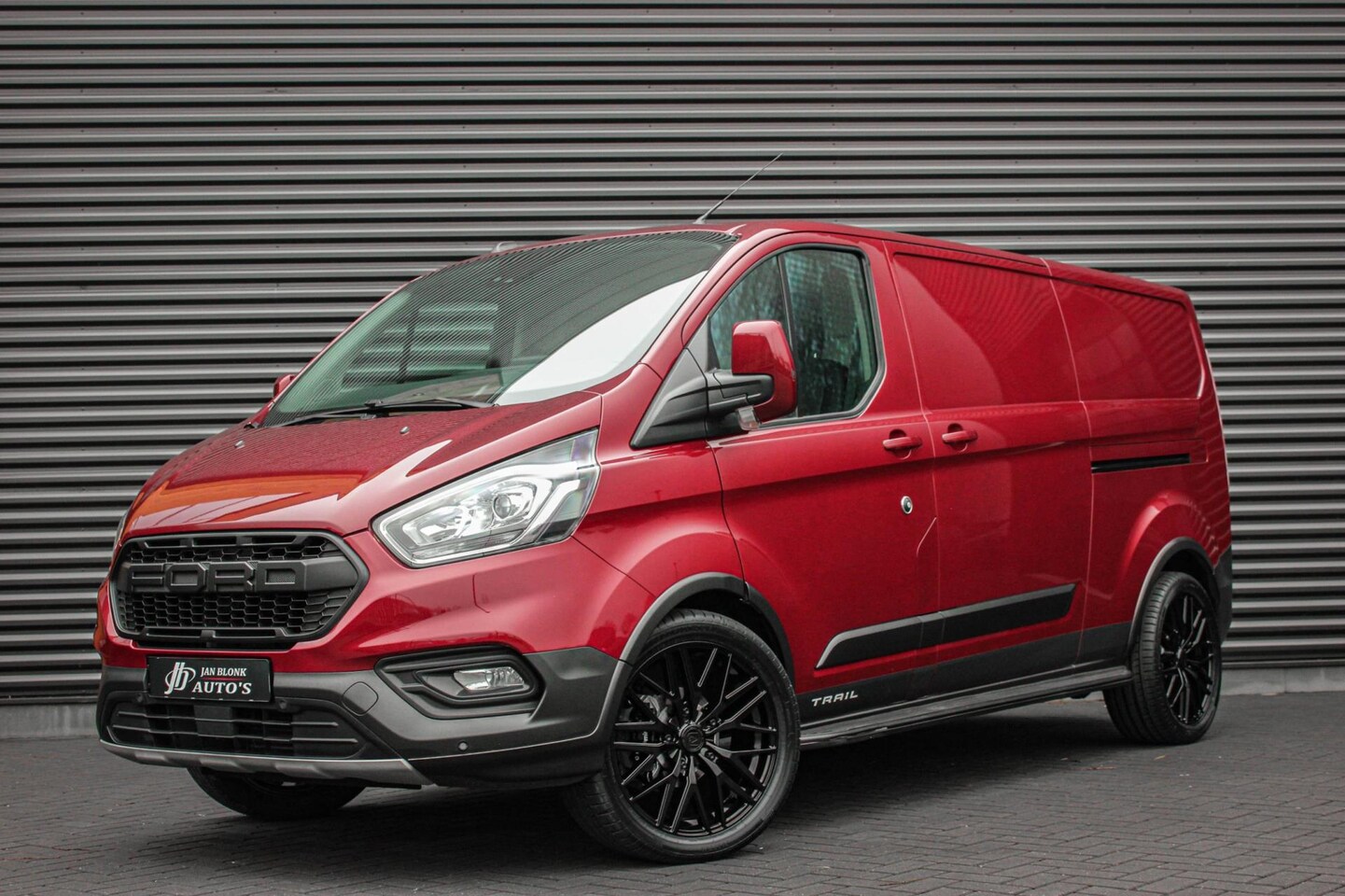 Ford Transit Custom - 2.0 TDCI L2H2 TRAIL 170PK 6-BAK / NAVIGATIE / TREKHAAK / LEDEREN BEKLEDING / SPOILER / CAM - AutoWereld.nl