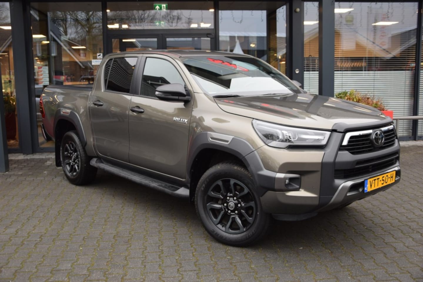 Toyota HiLux - 2.8 D-4D DUBBEL CABIN INVINCIBLE A/T BE TREKKER 5 SITZ VAN - AutoWereld.nl