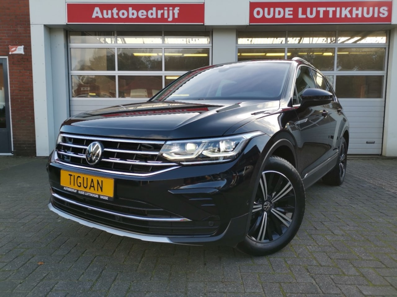 Volkswagen Tiguan - 1.5TSI 150PK DSG Elegance Camera Cruise Navi Carplay - AutoWereld.nl