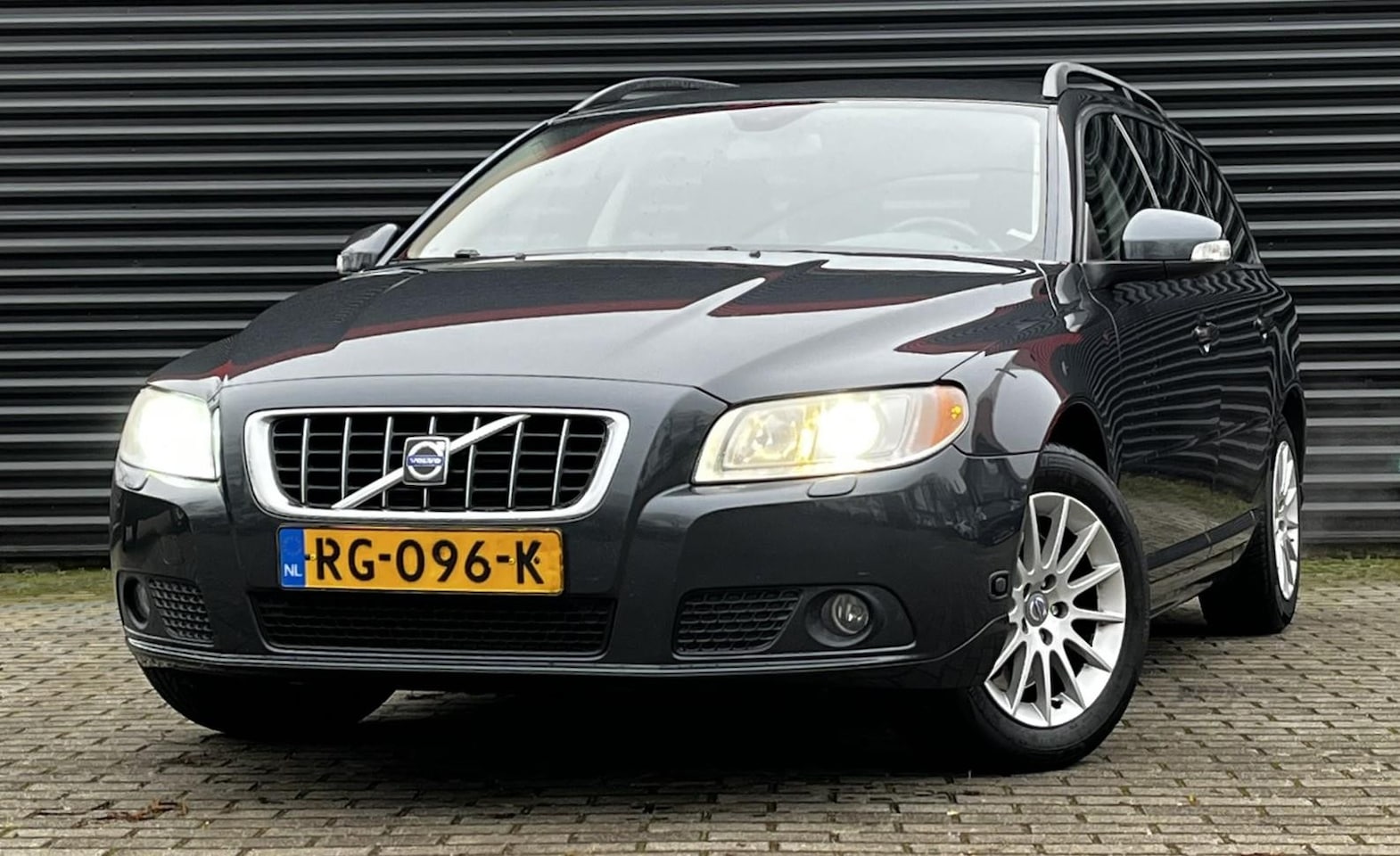 Volvo V70 - 2.5T Summum | Automaat | Airconditioning | Lederen bekleding | Trekhaak | NAP | Nieuwe APK - AutoWereld.nl