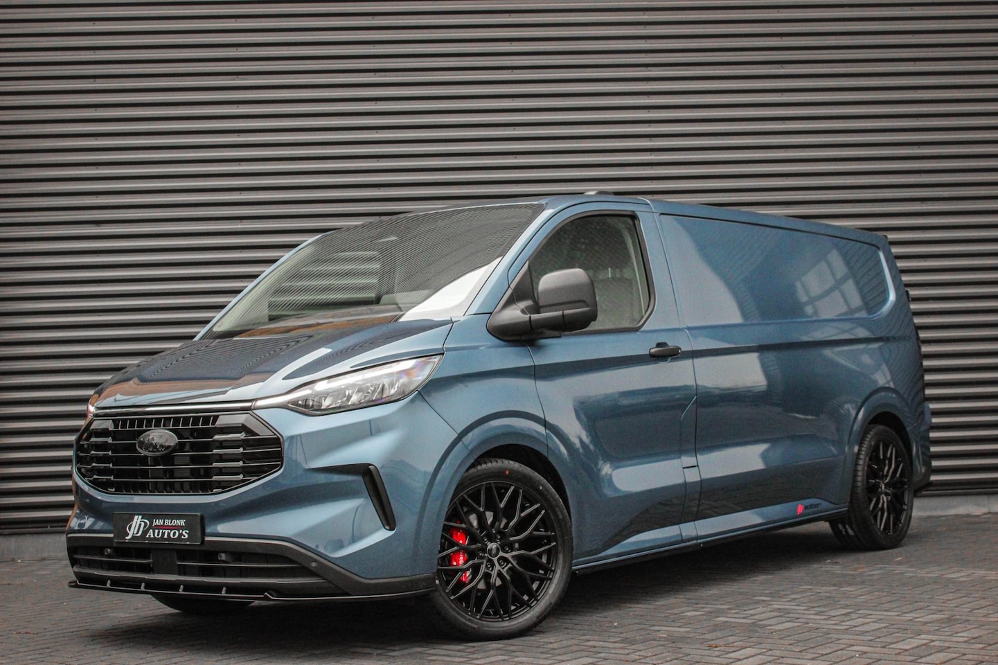 Ford Transit Custom - 2.0 TDCI L2H1 AUTOMAAT 136PK JB- EDITION / FULL BLACK / APPLE CARPLAY / 3- ZITS / MY2024 / - AutoWereld.nl