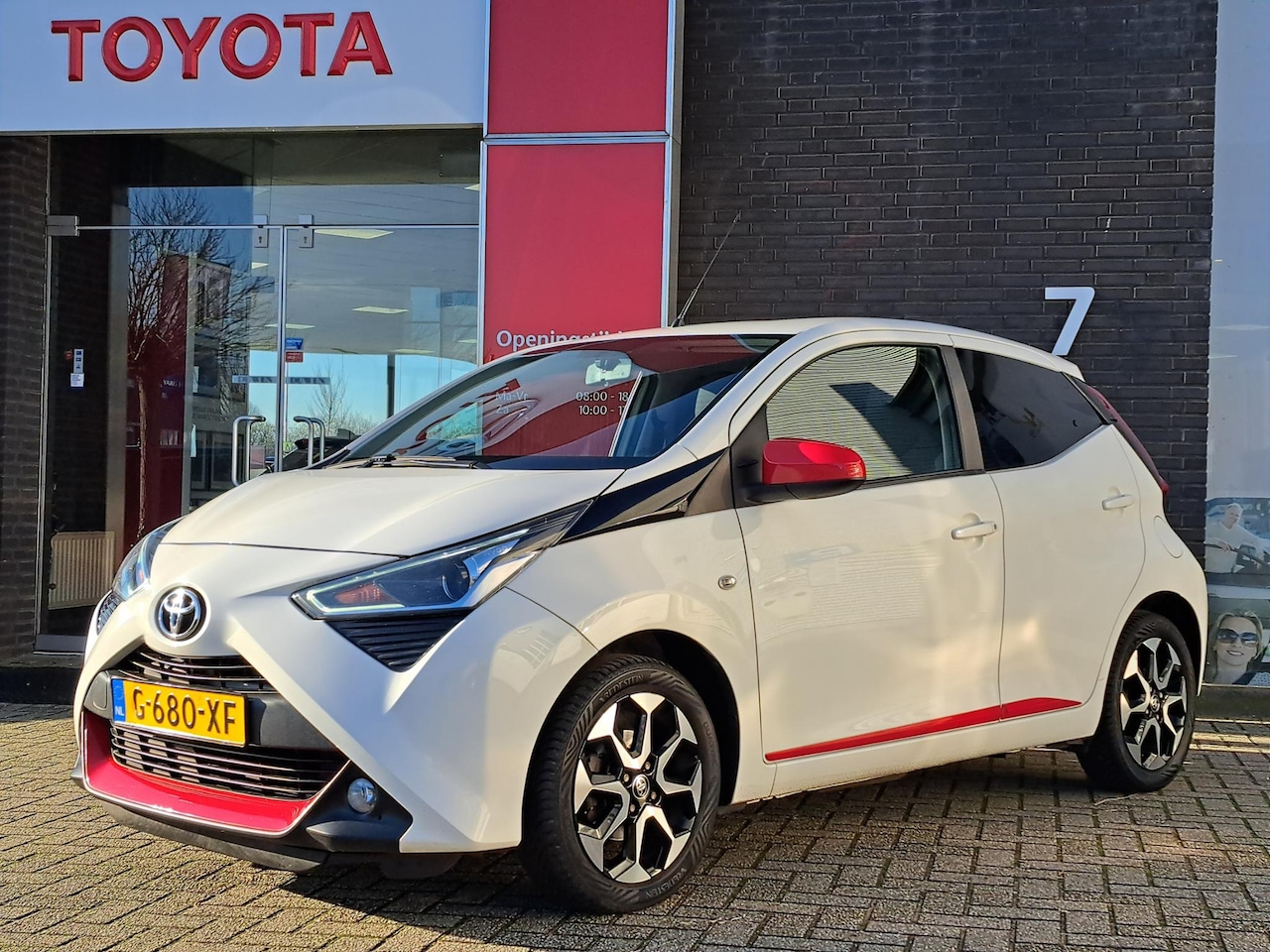 Toyota Aygo X - X-JOY 5-DEURS APPLE/ANDROID CLIMA CAMERA 16"LMV LED PRIVACY-GLASS BLUETOOTH - AutoWereld.nl