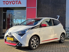 Toyota Aygo X - X-JOY 5-DEURS APPLE/ANDROID CLIMA CAMERA 16"LMV LED PRIVACY-GLASS BLUETOOTH