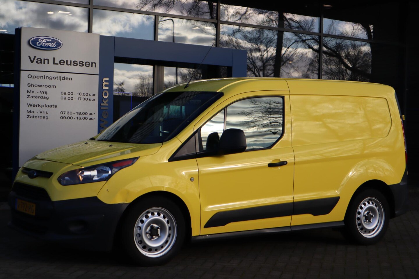 Ford Transit Connect - 1.5 TDCI L1 Ambiente AUTOMAAT TREKHAAK PARK-SENSOREN AIRCO LAADRUIMTE-BETIMMERING LADEKAST - AutoWereld.nl