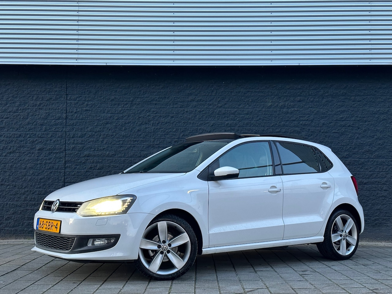 Volkswagen Polo - 1.2 TSI R-Line/Panorama/DSG/NAP/Dealer onderhouden/Alcantara/Leer/Led/Xenon/Trekhaal/LM Ve - AutoWereld.nl