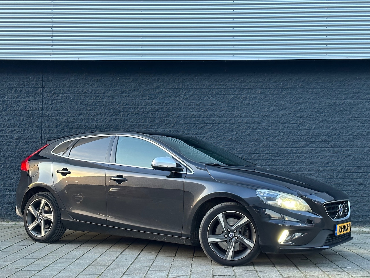 Volvo V40 - D3 2.0 Full R-Design/Automaat/Leer/Alcantara/Led/Xenon/Top onderhouden - AutoWereld.nl