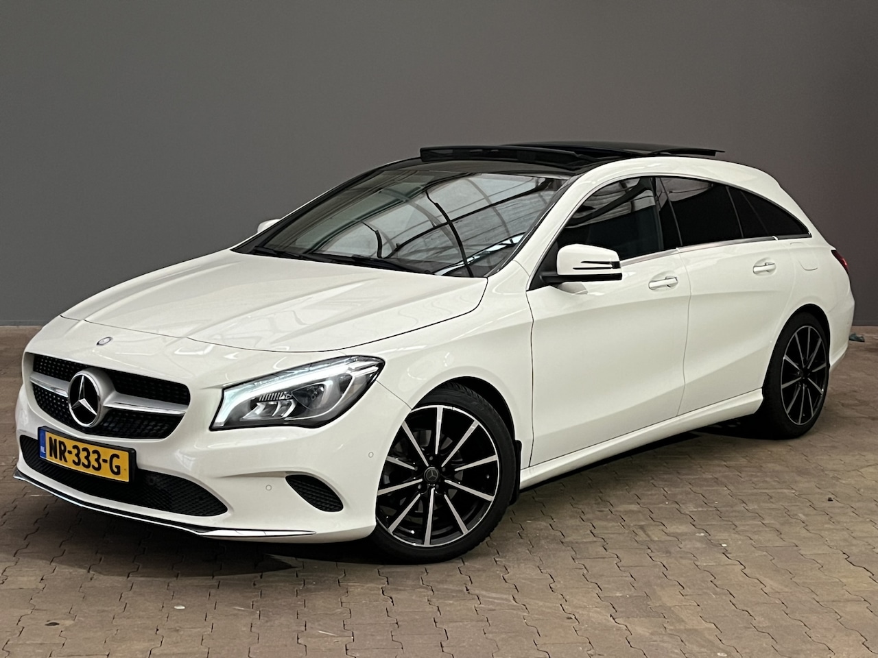 Mercedes-Benz CLA-klasse Shooting Brake - 180 Aut. | Panorama Dak | Parkeersensoren | 18" Lichtmetaal | Bluetooth | Leder/Stof - AutoWereld.nl