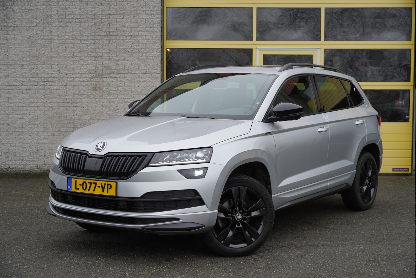 Skoda Karoq - 1.5 TSI ACT 150PK! Automaat Sportline BJ2021 Lmv 18" | Led V+A | Pdc | Navi | Keyless entr - AutoWereld.nl