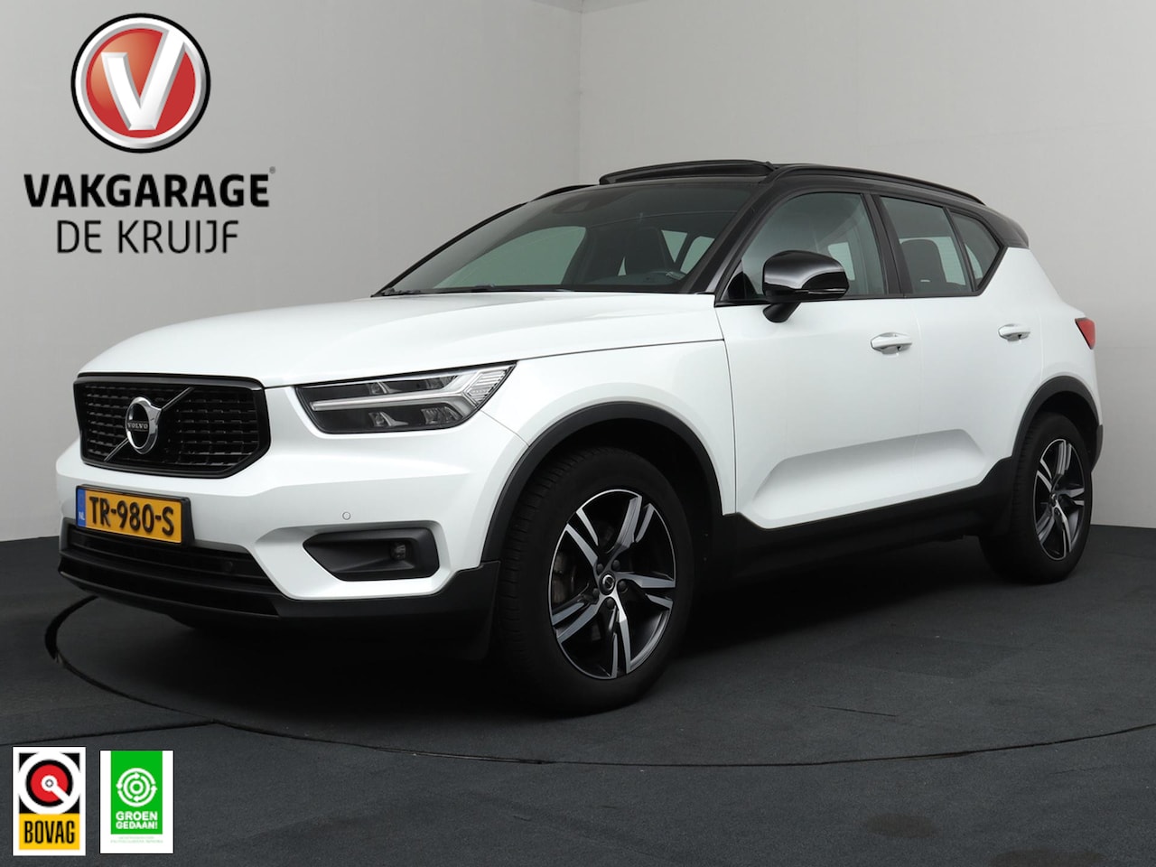 Volvo XC40 - 2.0 T4 R-Design Automaat | Panodak | ACC | Wegklapbare Trekhaak! - AutoWereld.nl