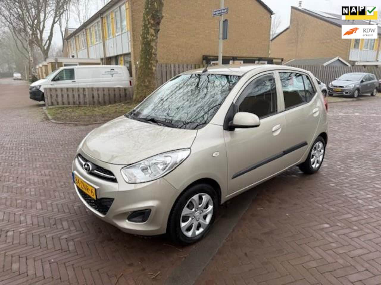 Hyundai i10 - AUTOMAAT / 52.000 NAP / Airco / Parkeersensoren achter - AutoWereld.nl