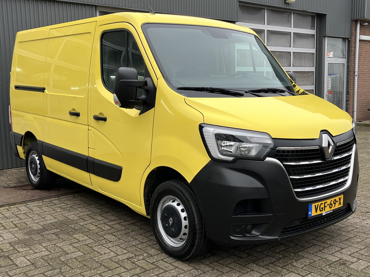 Renault Master - T28 2.3 dCi 135 L1H1 Airco Cruise controle Trekhaak 2500kg trekgewicht Achteruitrijcamera - AutoWereld.nl