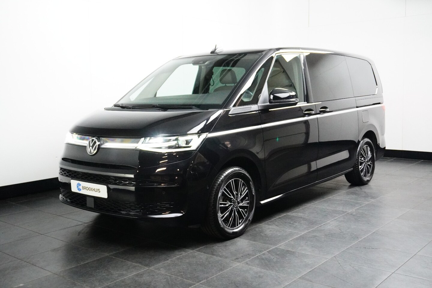 Volkswagen Multivan - L2 | Hybride | Camera | Trekhaak | Navi | Xenon | Panoramadak | Elektrische schuifdeuren | - AutoWereld.nl