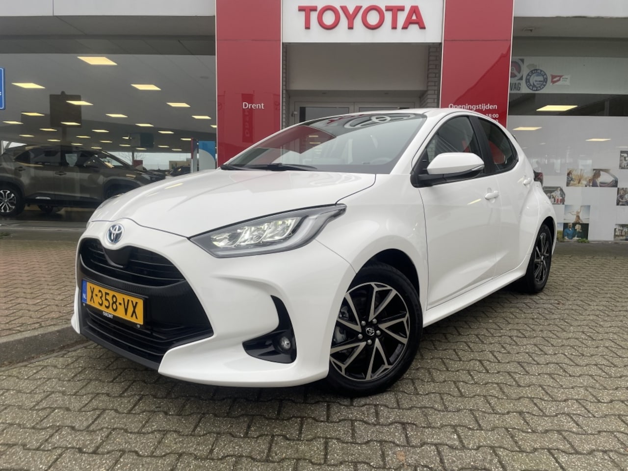 Toyota Yaris - 1.5 Hybrid 115 Dynamic | stoelverwarming | All-Weatherbanden | A - AutoWereld.nl