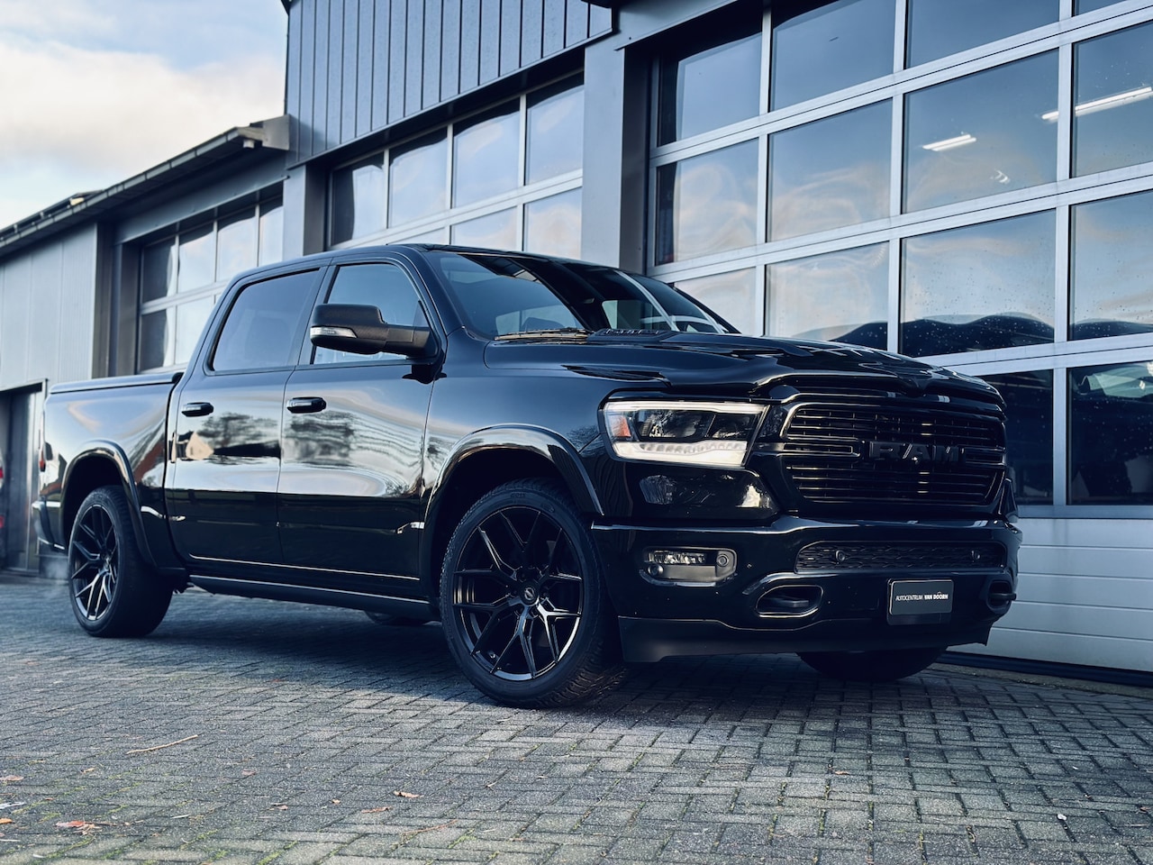 Dodge Ram 1500 - 5.7 V8 4x4 | Laramie | Black Edition | Leer | Panodak | Luchtvering | Geluidsklep | Elek S - AutoWereld.nl