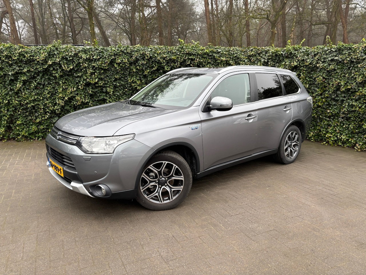 Mitsubishi Outlander - 2.0 PHEV Instyle+ X-Line | Full Option | Schuifdak | Navi | Rockford Audio | Leder | Parke - AutoWereld.nl