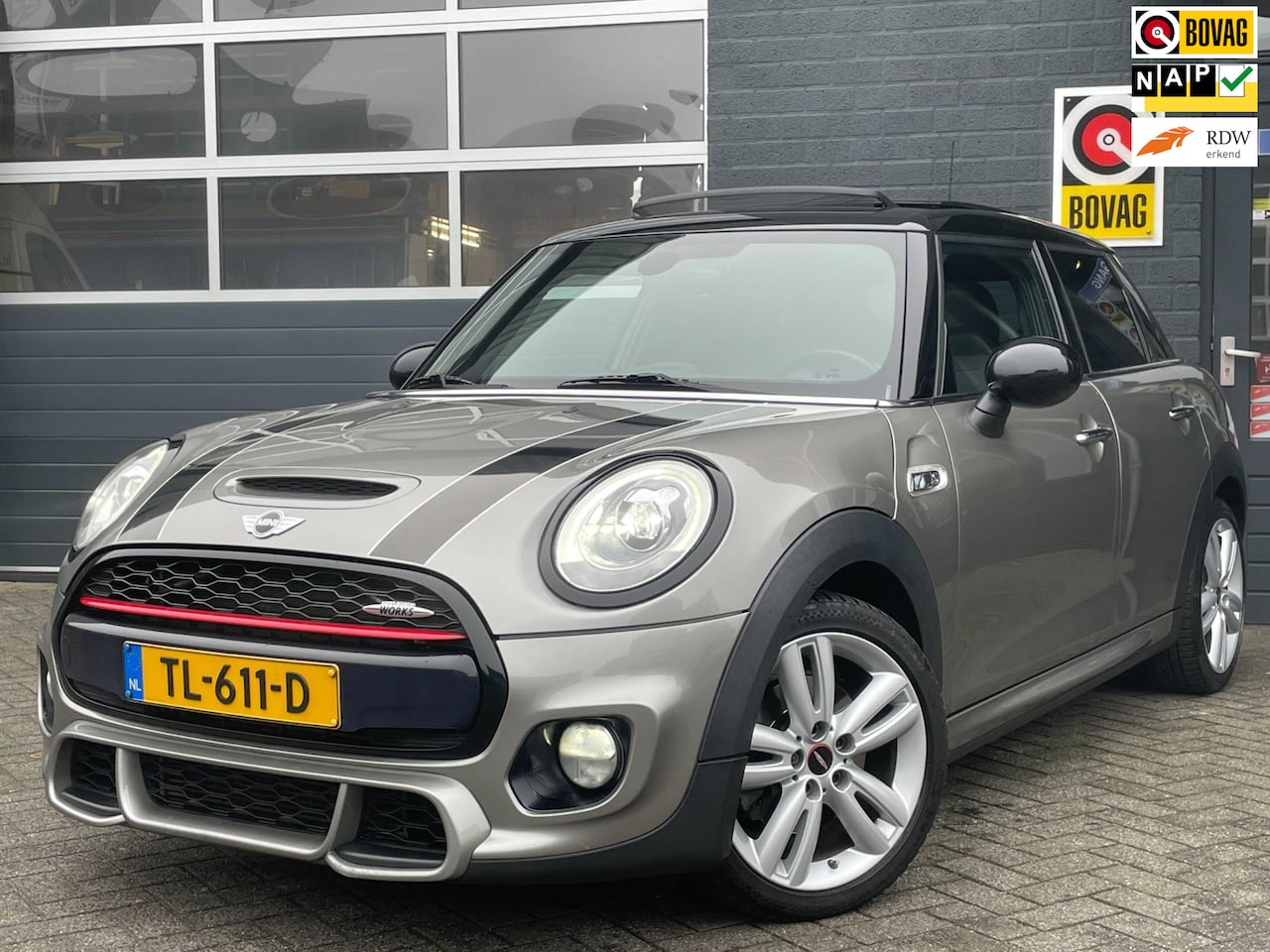 MINI Cooper S - Mini 2.0 Chili Serious Business Pano, Leder, Navi - AutoWereld.nl