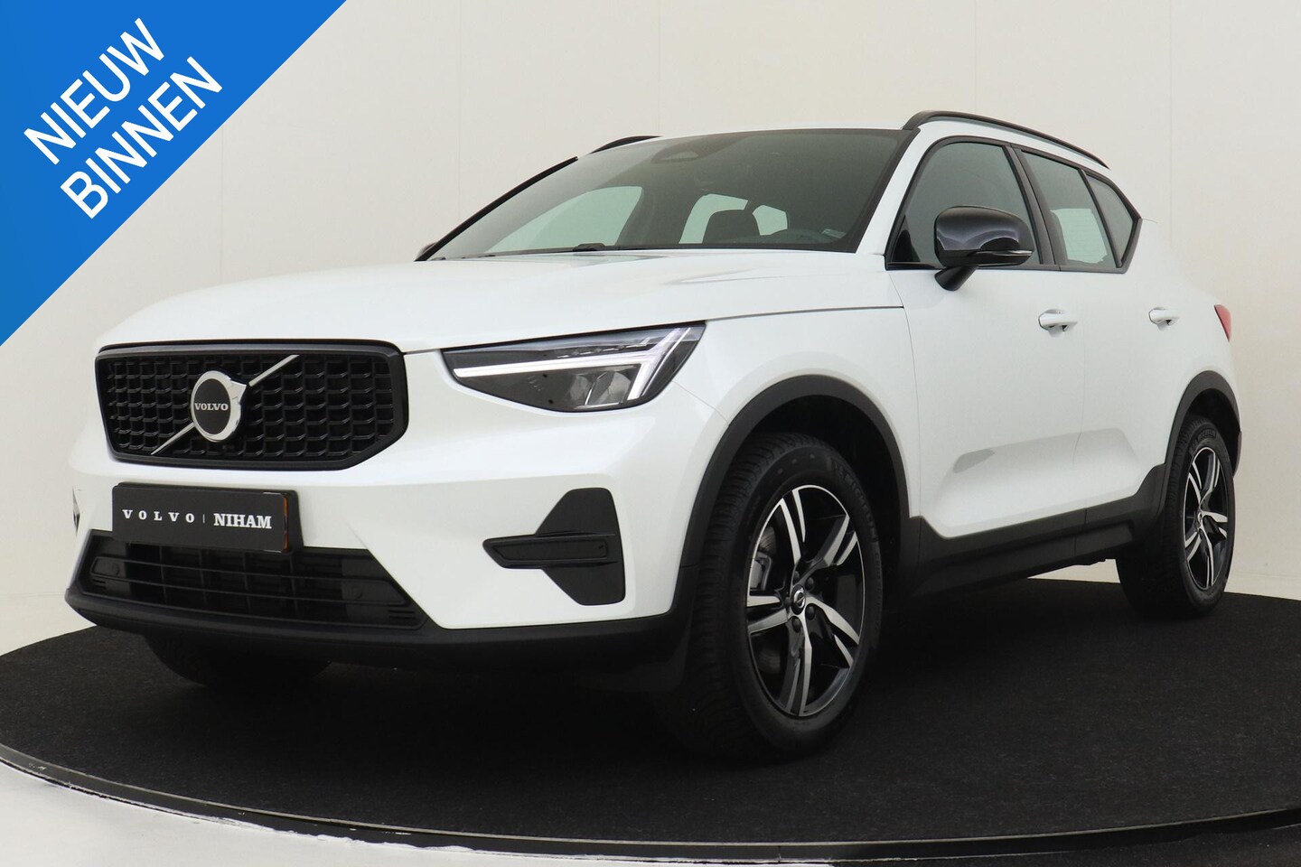 Volvo XC40 - B4 (M-HYBRID) PLUS DARK -CAMERA|ADAP.CRUISE|VERW.VOORRUIT|TREKHAAK - AutoWereld.nl