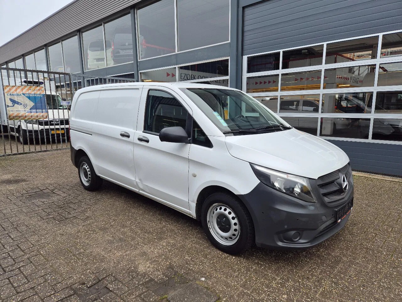 Mercedes-Benz Vito - 111 CDI EURO 6 Airco/ PDC/ Navi/ Werkplaatinrichting - AutoWereld.nl