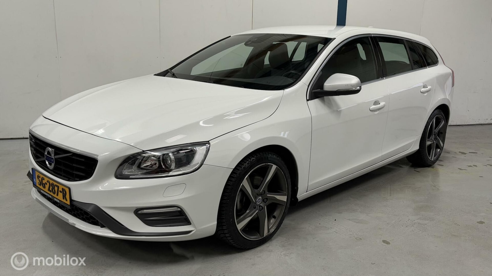 Volvo V60 - 2.0 T4 R-design NL-AUTOMAAT / AUTOMAAT - AutoWereld.nl