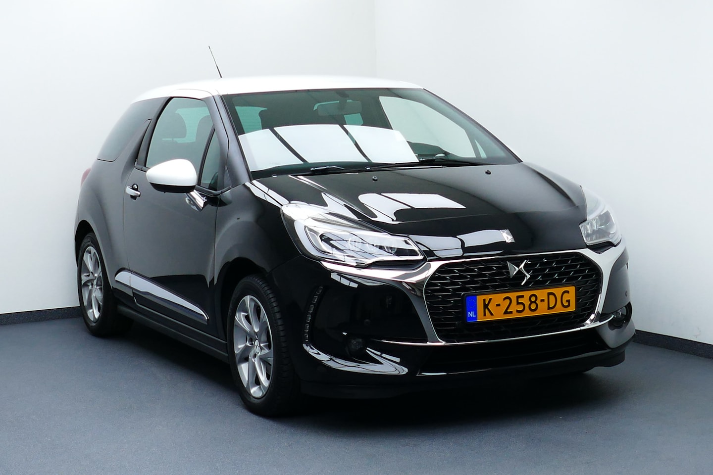 DS 3 - 1.2 110pk So Chic Vol Automaat. Navi, Camera, Clima, Cruise, Led - AutoWereld.nl