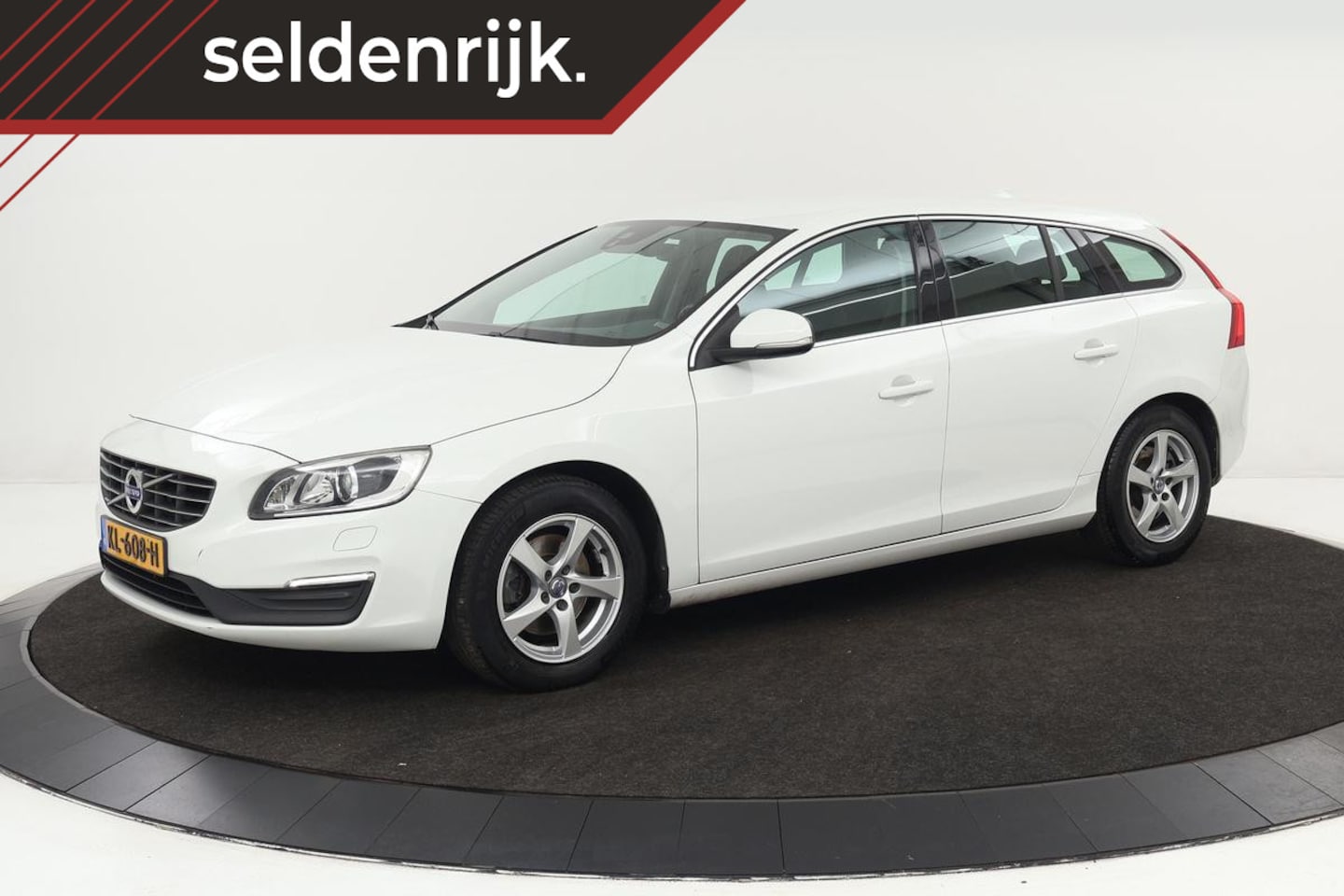 Volvo V60 - 2.0 D2 Nordic+ | Stoelverwarming | Trekhaak | Navigatie | Half leder | Standkachel | Clima - AutoWereld.nl