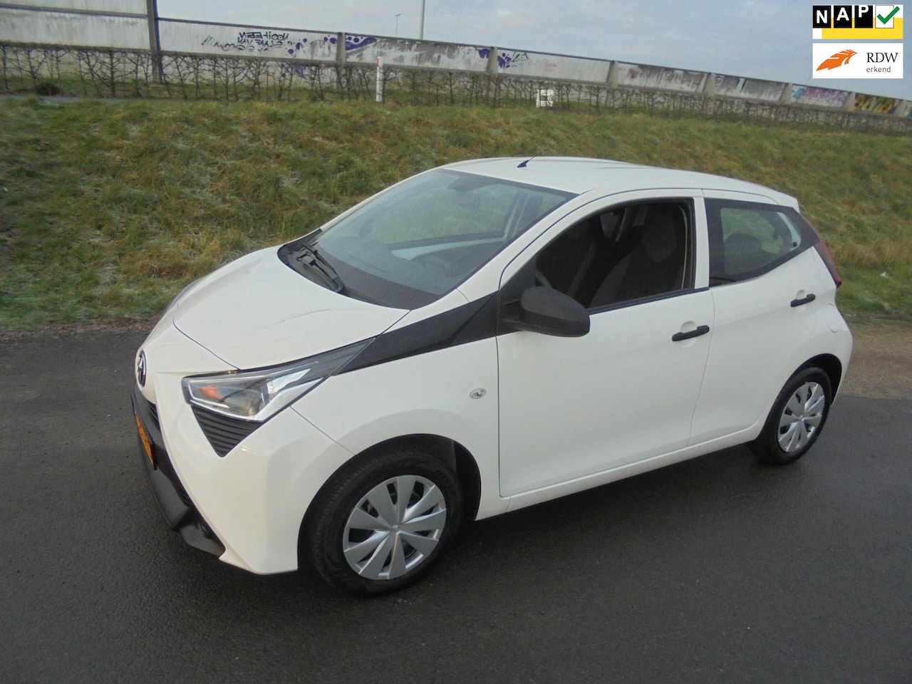 Toyota Aygo - Toyota ayco 1.0 benzine 5 deurs met airco 74.000km - AutoWereld.nl