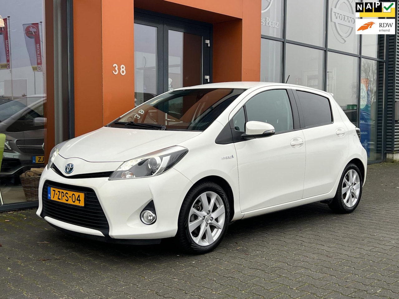 Toyota Yaris - 1.5Full Hybrid|Stoelverw|Camera|Isofix|Bluetooth - AutoWereld.nl