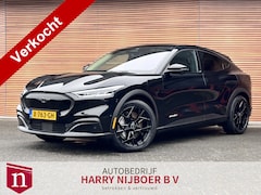 Ford Mustang Mach-E - RWD 75 kWh nwe 4 seasonbanden + LM 20" / Trekhaak / Panoramadak