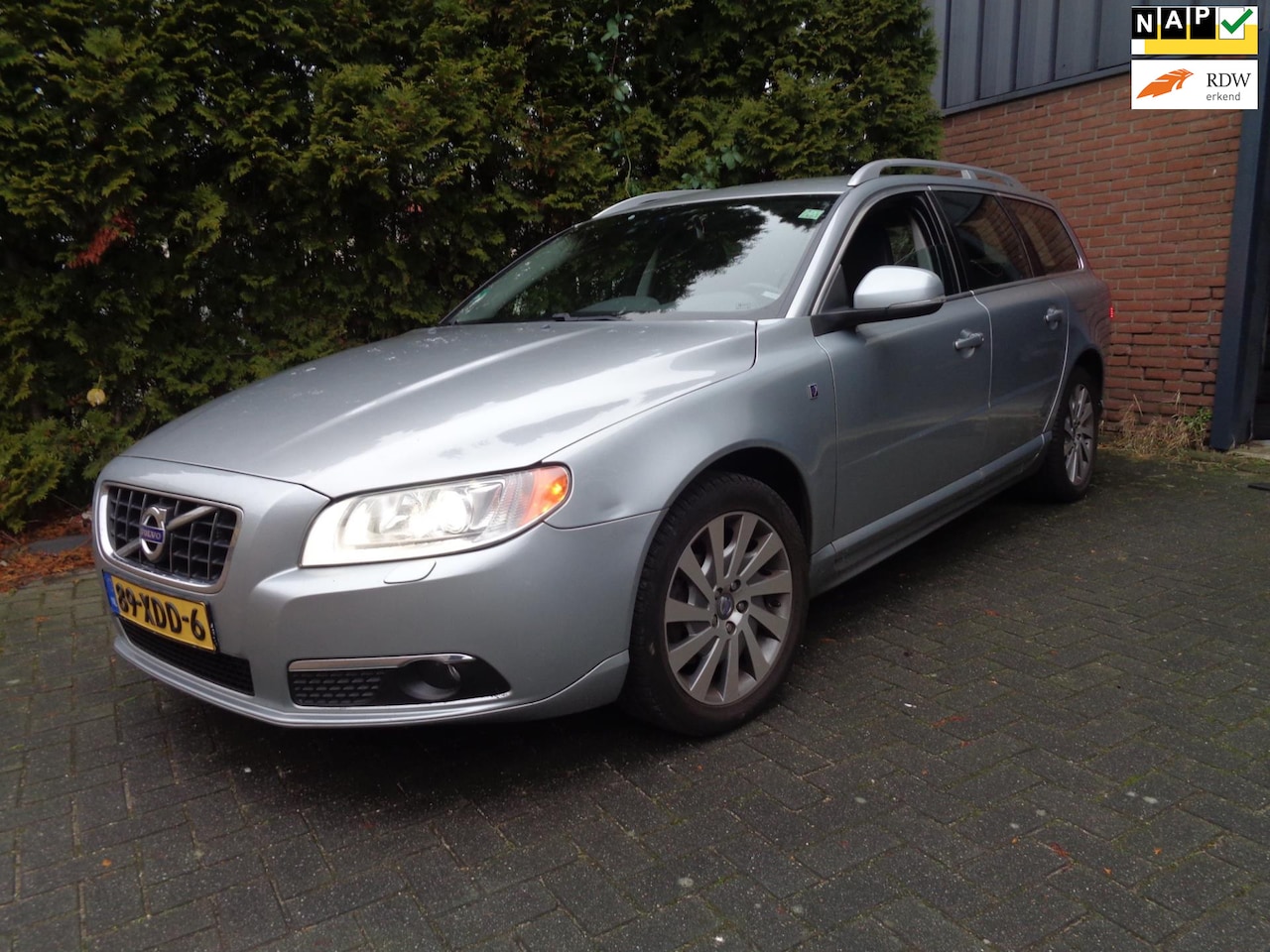 Volvo V70 - 2.0 D3 Momentum 2.0 D3 Momentum,Navi,Leder,Xenon,PDC - AutoWereld.nl