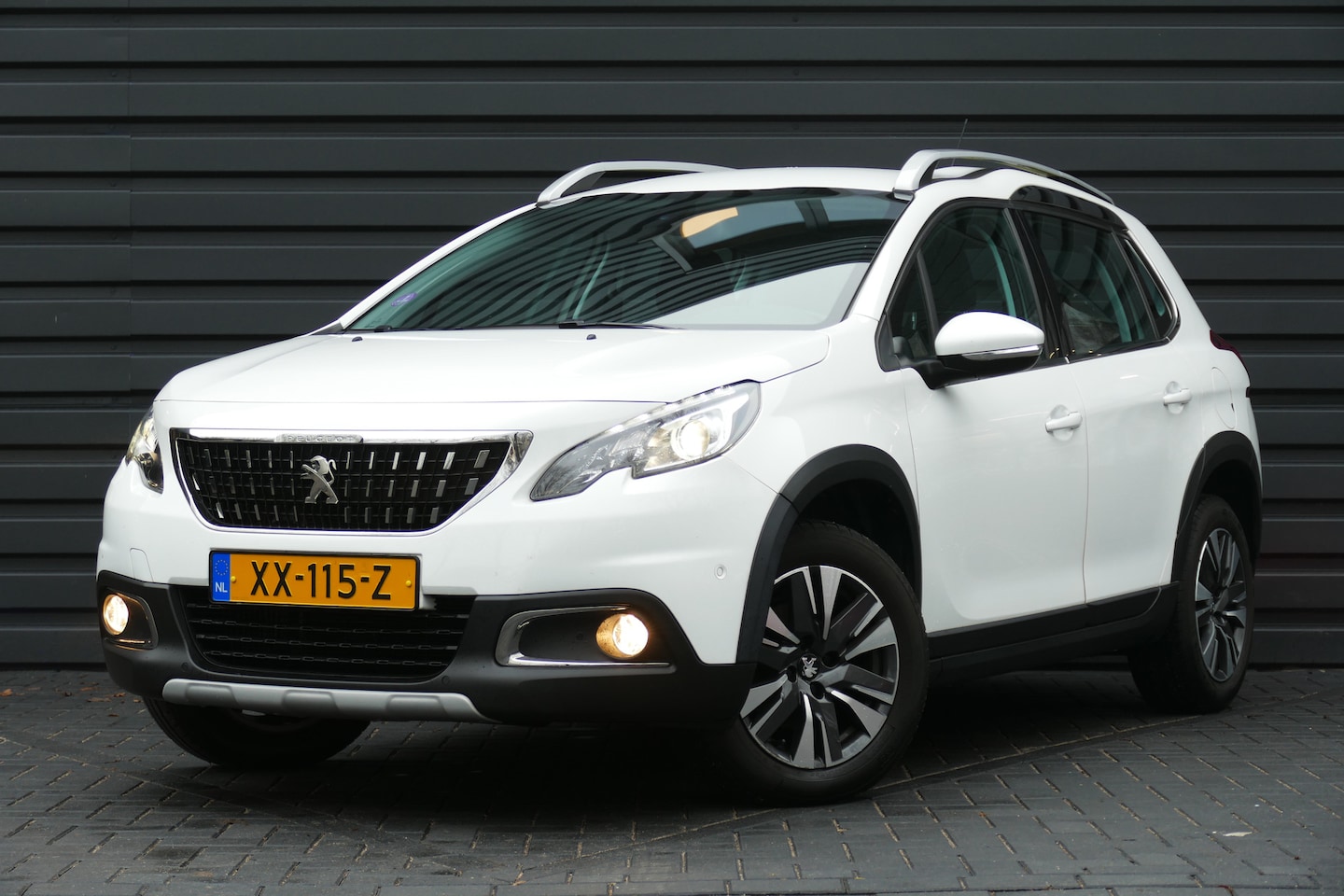 Peugeot 2008 - 1.2 PURETECH 130PK ALLURE / NAVI / CLIMA / PDC / 16" LMV / CAMERA / TREKHAAK / BLUETOOTH / - AutoWereld.nl