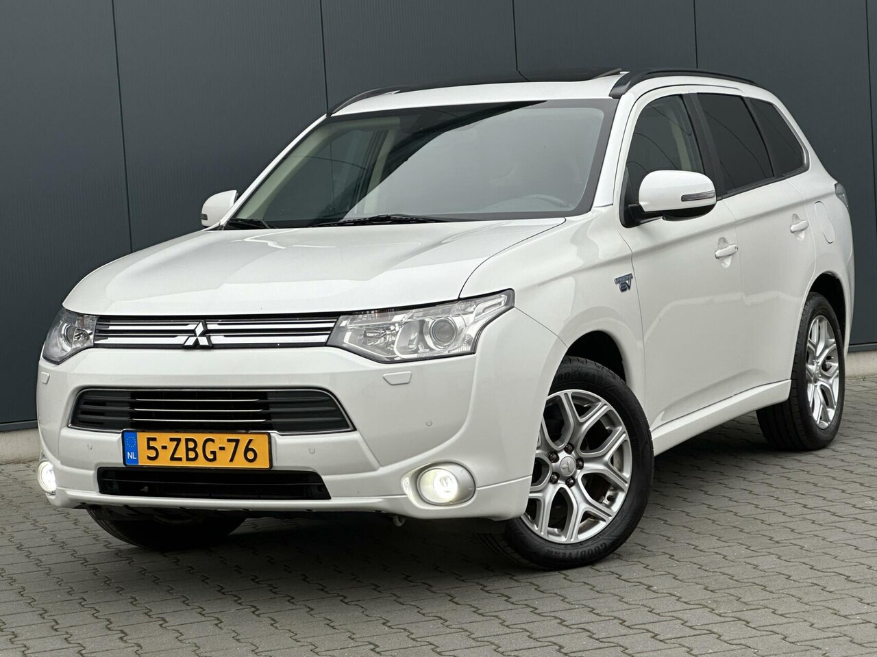 Mitsubishi Outlander - 2.0 PHEV Instyle+ Leder - Schuifdak - Adaptive - Trekhaak - AutoWereld.nl