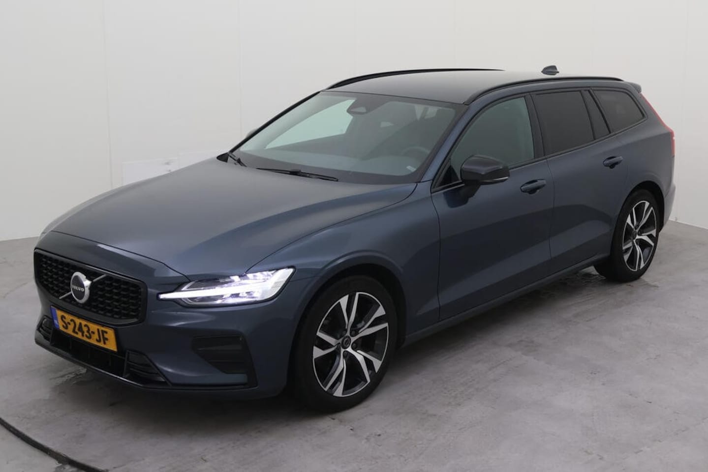 Volvo V60 - 2.0 B3 Plus Dark 2.0 B3 Plus Dark - AutoWereld.nl