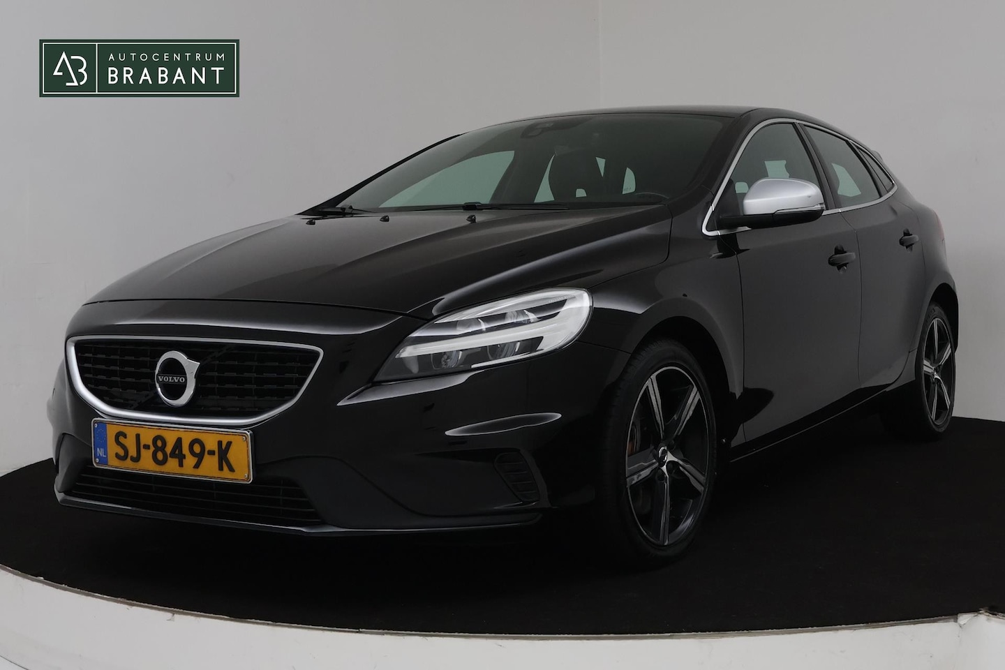 Volvo V40 - 2.0 T4 Business Sport Automaat (TREKHAAK, NAVIGATIE, STOELVERWARMING, CRUISE CONTROL, NL-A - AutoWereld.nl