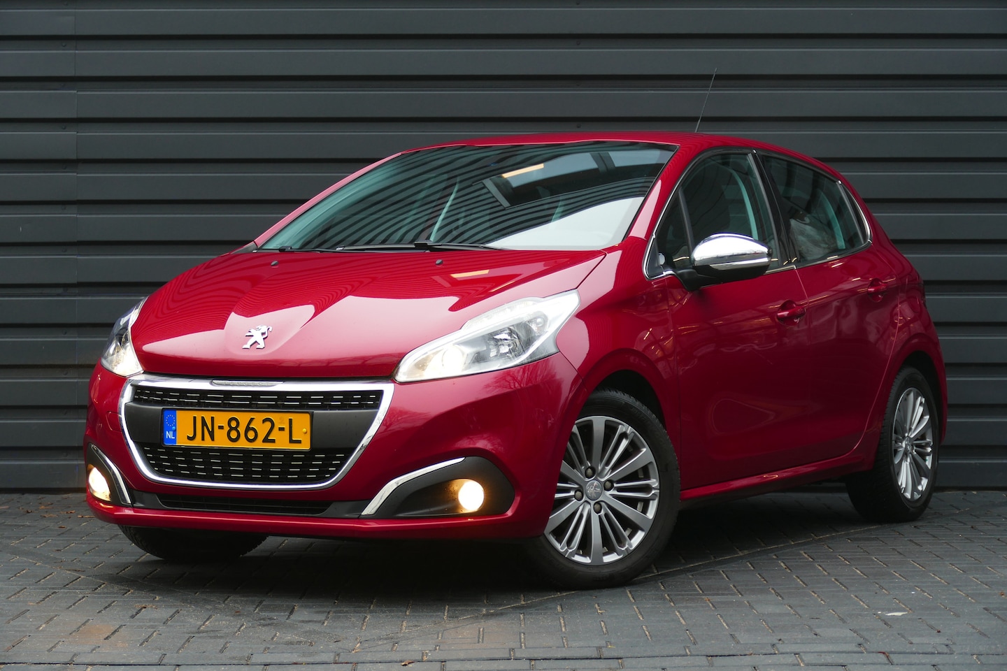 Peugeot 208 - 1.2 PURETECH 110PK ALLURE AUTOMAAT / NAVI / LED / CLIMA / PDC / 16"LMV / CAMERA / BLUETOOT - AutoWereld.nl